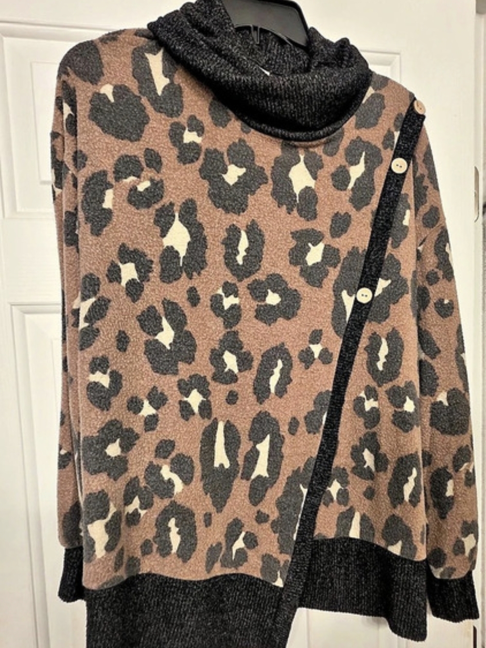 Leopard Print Cowl Neck Sweater Size Medium